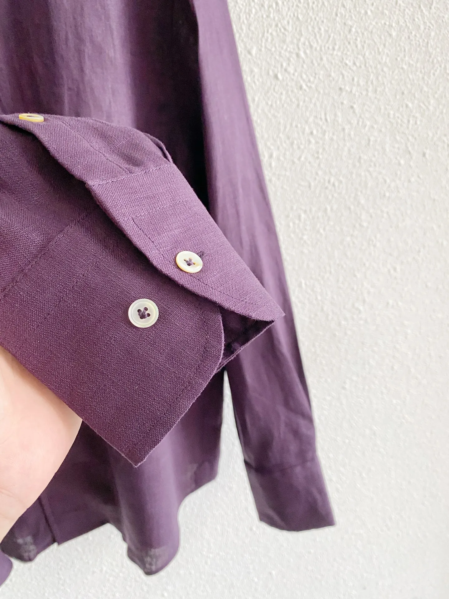 Loro Piana three-color pure linen quiet luxury long-sleeved shirt. Fabric: High-grade imported natural linen raw materials are selected. After softening and pre-treatment, the native burrs are polished away, which greatly improves the shortcomings of ordinary linen skin. The fabric has a clear and delicate natural fiber texture, showing a low-key matte texture without exaggerated shine; the fiber has dense Breathable pores, which has excellent perspiration and heat dissipation performance in spring and summer. It is not easy to sweat and stick to the body when worn in high temperature environments. The natural wrinkles formed by daily wear are the unique characteristics of the fabric, which further enhances the Italian relaxed style. The fabric has excellent color fastness, and the three dark colors are not easy to whiten and fade after long-term wear. Style and details: It adopts the instantly recognizable Italian-style windsor collar with a wide open angle. The collar has a built-in shaping lining, which is not easy to collapse after repeated washing. Once buttoned, it's formal and elegant, and when you unbutton the first button, you can create a casual and relaxed look, allowing for a wider range of fits. The version adopts a slightly loose front-shoulder cut, which is very tolerant for body shapes with slippery shoulders, wider shoulders, and excess fat on the waist and abdomen, and allows the upper body to move freely without restraint. The placket is embellished with delicate small buttons as a detail highlight, and the wiring is fine and concealed. There is no exposed exaggerated brand logo on the whole, and the sense of luxury is restrained and restrained; the standard long-sleeved cuffs can be freely folded to change styles, and the arc hem can be worn either tucked into the waistband or outside, adapting to a variety of matching ideas. Color selection: Native hemp Beige: Basic Versatile style, with soft and rustic tones, suitable for various daily scenes of commuting and travel, suitable for most color bottoms, with the highest tolerance for daily wear; Retro purple tone: atmospheric niche color matching, getting rid of the monotony of conventional solid colors, outstanding wear recognition, suitable for light gatherings, textured daily travel, and the effect is outstanding when paired with black and Dark Gray bottoms; Dark brown color: Retro is a calm tone, suitable for the transition from autumn to winter and more mature business casual wear. The tone is calm and textured, and it is very suitable for layering suits. Sizes:M-4XL